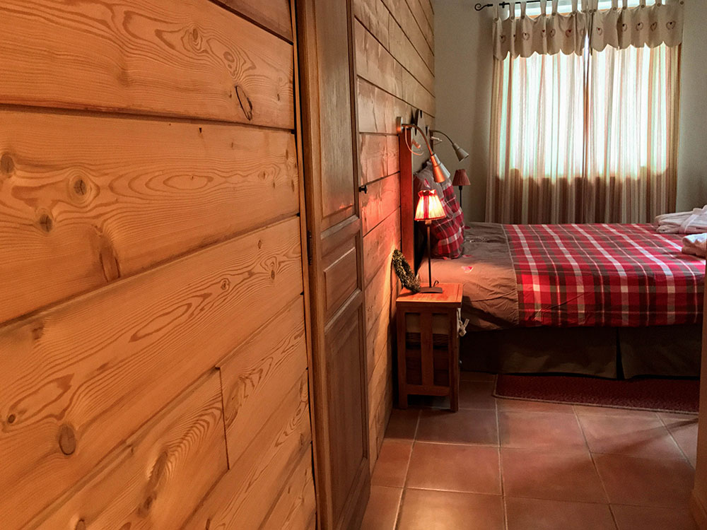 La Cle des Bois - Chambres d'hôtes à Bourg d Oisans - Chambre sapin lit