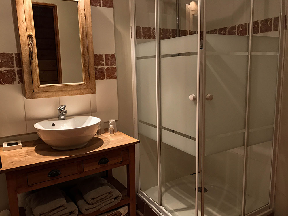 La Cle des Bois - Chambres d'hôtes à Bourg d Oisans - Chambre sapin - salle de bain